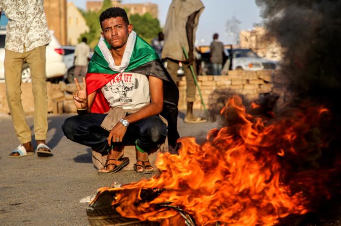 Sudán se levanta contra el golpe de Estado militar en una gran protesta.
