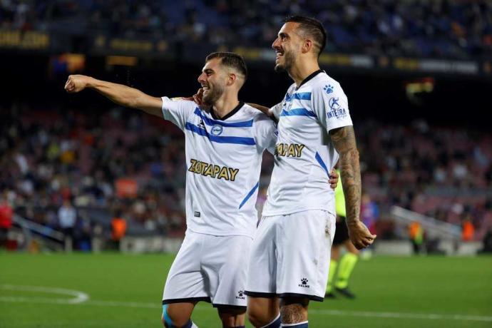 Joselu felicita a Luis Rioja por su gol en el Camp Nou