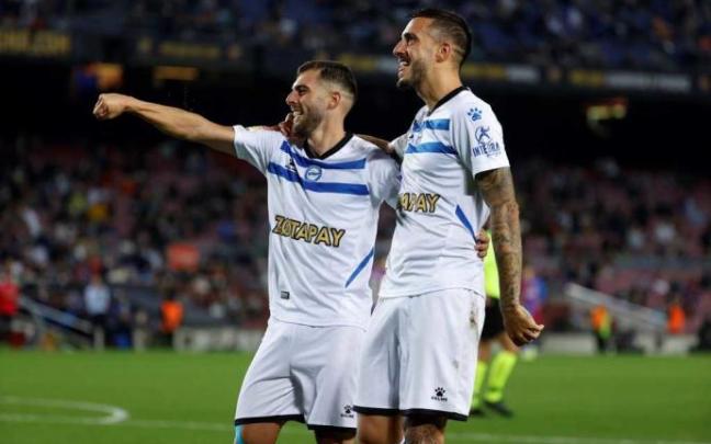 Joselu felicita a Luis Rioja por su gol en el Camp Nou