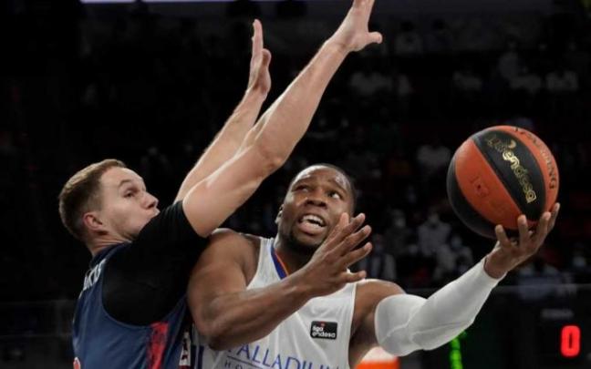 Tadas Sedekerskis intenta frenar a Guerschon Yabusele