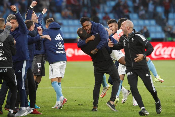 Los jugadores del banquillo del Celta celebran el tercer gol