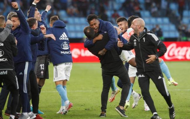 Los jugadores del banquillo del Celta celebran el tercer gol