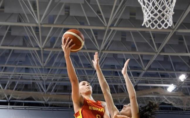 Irati Etxarri, de Pamplona, terminando en bandeja al aro
