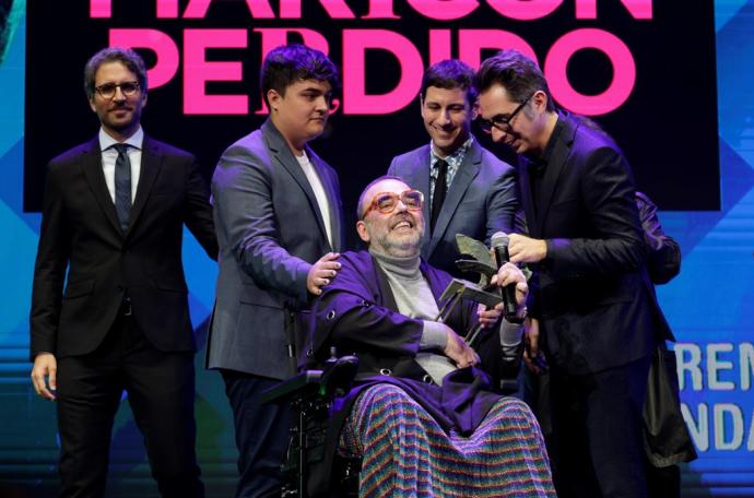 Bob Pop (c), acompañado de su equipo, recibe el Premio Ondas Nacional de Televisión a la Mejor Serie de Comedia por 'Maricón perdido'.