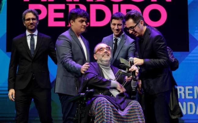 Bob Pop (c), acompañado de su equipo, recibe el Premio Ondas Nacional de Televisión a la Mejor Serie de Comedia por 'Maricón perdido'. Bob Pop (c), acompañado de su equipo, recibe el Premio Ondas Nacional de Televisión a la Mejor Serie de Comedia por 'Maricón perdido'.