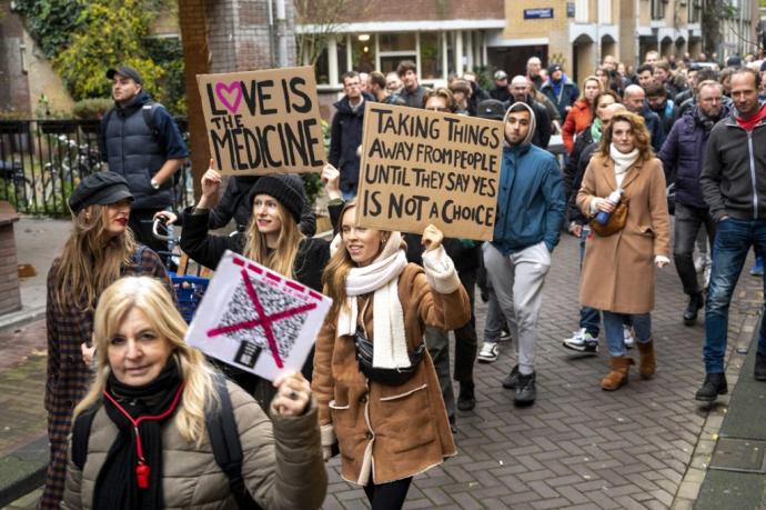 Personas, muchas de ellas jóvenes, manifestándose en Amsterdam contra las medidas que quiere implantar el Gobierno neerlandés.