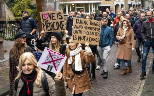 Personas, muchas de ellas jóvenes, manifestándose en Amsterdam contra las medidas que quiere implantar el Gobierno neerlandés. Personas, muchas de ellas jóvenes, manifestándose en Amsterdam contra las medidas que quiere implantar el Gobierno neerlandés.