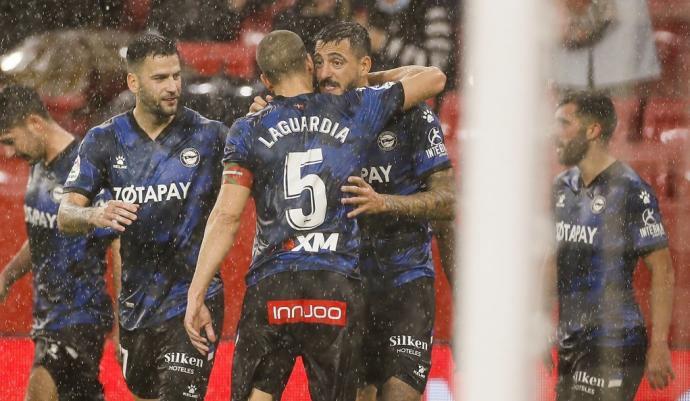 Los jugadores del Alavés celebran bajo la lluvia el 1-2 de Joselu