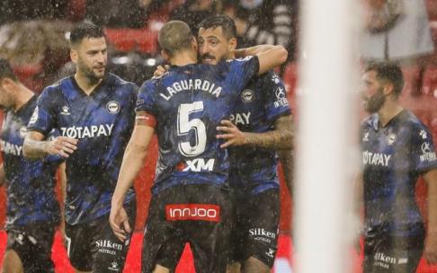 Los jugadores del Alavés celebran bajo la lluvia el 1-2 de Joselu