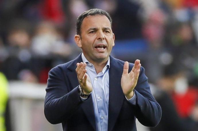 Javi Calleja da instrucciones durante el Sevilla-Alavés.