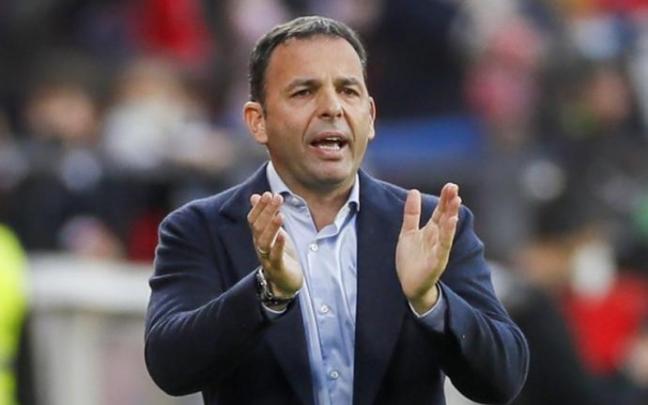 Javi Calleja da instrucciones durante el Sevilla-Alavés.