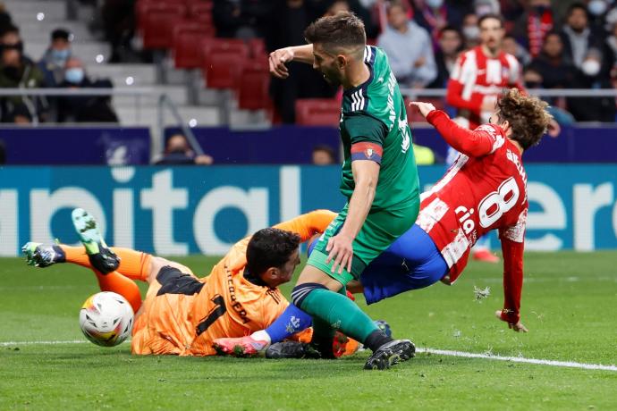 David García defiende en el partido del Wanda