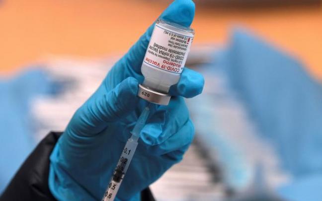 Sanitario prepara una dosis de una vacuna. Sanitario prepara una dosis de una vacuna.