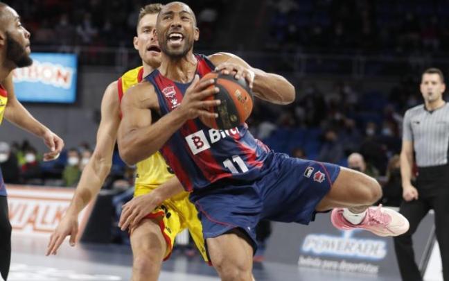 El base israelí del Andorra Gal Mekel (i), y el base uruguayo del Baskonia Jayson Granger, durante el partido entre el Baskonia y el MoraBanc Andorra