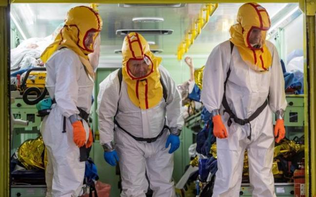 Sanitarios en una ambulancia en Praga