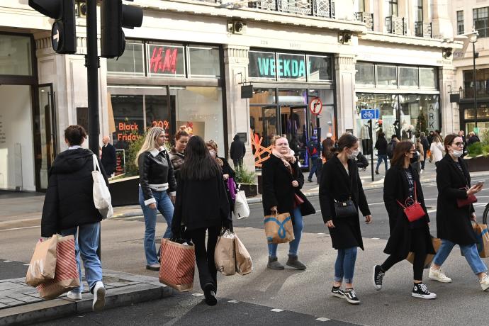 Inglaterra reintroducirá el martes mascarillas y PCR a viajeros