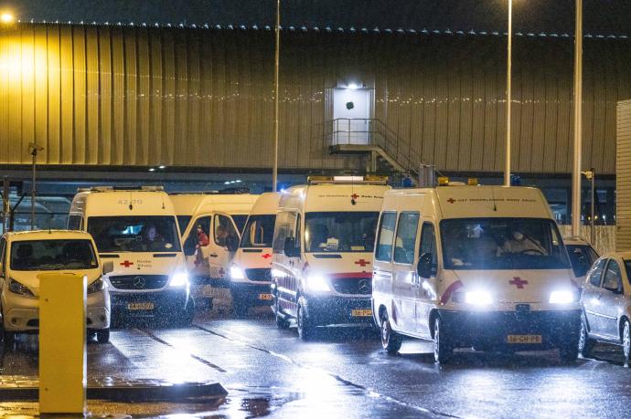 Ambulancias trasladan a los positivos por covid que aterrizaron este sábado en Amsterdam