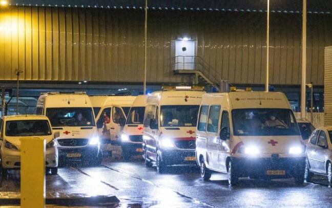 Ambulancias trasladan a los positivos por covid que aterrizaron este sábado en Amsterdam
