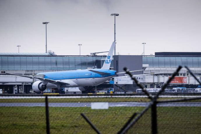 Un total de 61 de los 624 pasajeros que llegaron el viernes de Johannesburgo y Ciudad del Cabo a Ámsterdam han dado positivo en covid