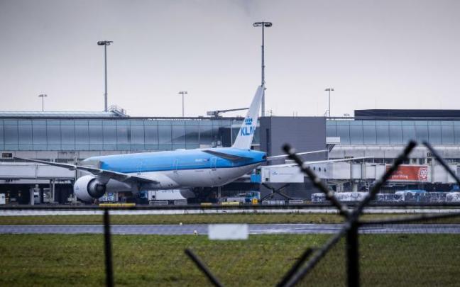 Un total de 61 de los 624 pasajeros que llegaron el viernes de Johannesburgo y Ciudad del Cabo a Ámsterdam han dado positivo en covid Un total de 61 de los 624 pasajeros que llegaron el viernes de Johannesburgo y Ciudad del Cabo a Ámsterdam han dado positivo en covid