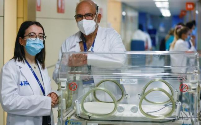 Félix recibió hace unas semanas la visita de Noelia en su despacho. Félix recibió hace unas semanas la visita de Noelia en su despacho.