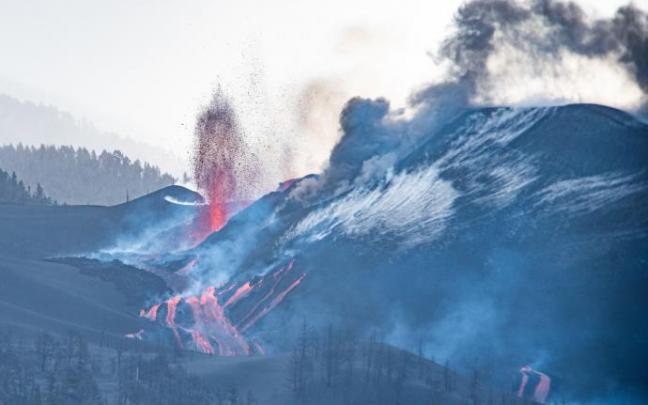 El volcán de Cumbre Vieja ha abierto este domingo nuevos focos de emisión de lava por la zona norte del cono volcánico. El volcán de Cumbre Vieja ha abierto este domingo nuevos focos de emisión de lava por la zona norte del cono volcánico.