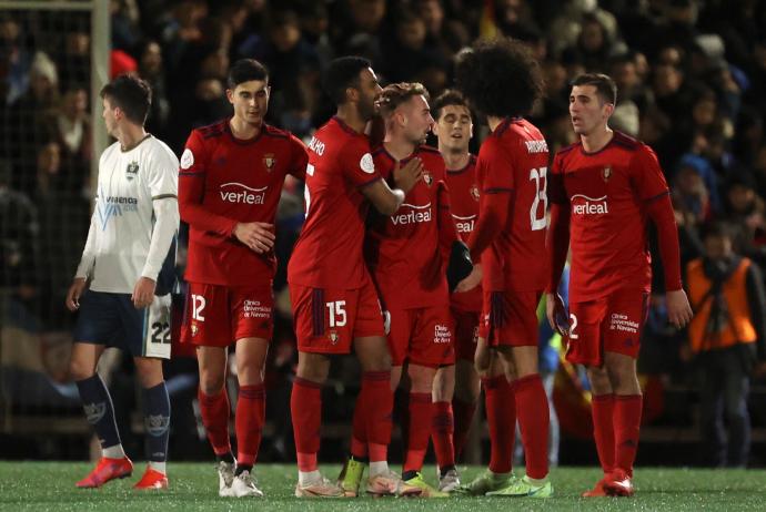 Los jugadores de Osasuna celebran el tercer gol durante el encuentro de primera ronda de Copa del Rey entre el CF San Agustín de Guadalix y el CA Osasuna.