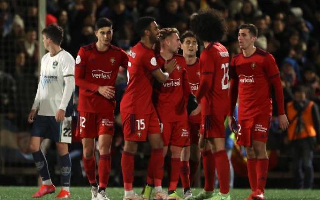 Los jugadores de Osasuna celebran el tercer gol durante el encuentro de primera ronda de Copa del Rey entre el CF San Agustín de Guadalix y el CA Osasuna.