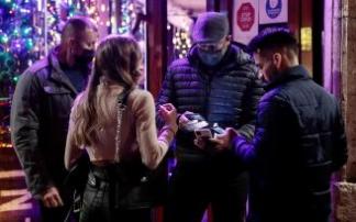 El certificado covid digital UE es un documento con lectura QR, que facilita la libre circulación segura de la ciudadanía dentro de la Unión Europea durante la pandemia del covid-19.