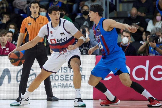Fontecchio controla el balón en el poste bajo ante Kuric