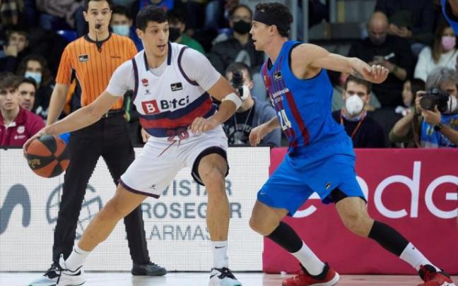 Fontecchio controla el balón en el poste bajo ante Kuric
