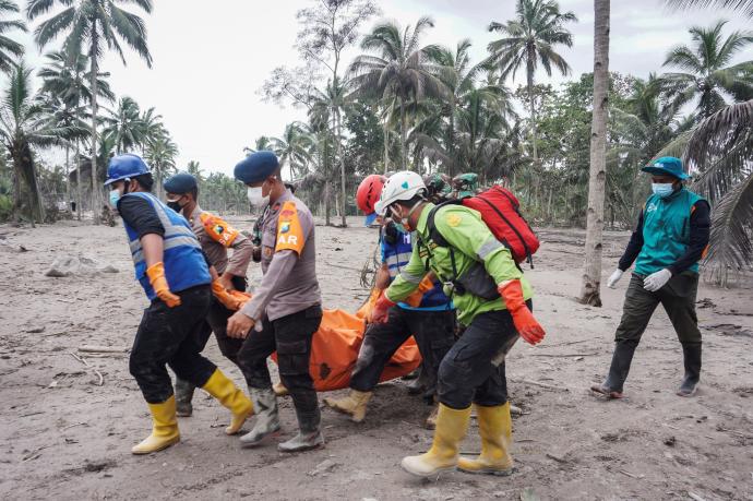 Aumentan a 15 los muertos por la erupción del volcán Semeru en Indonesia