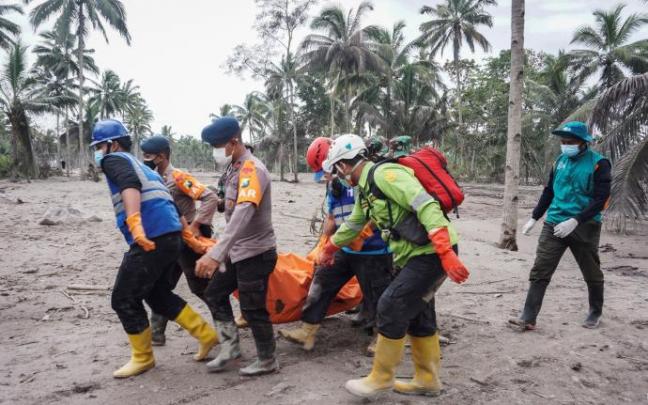 Aumentan a 15 los muertos por la erupción del volcán Semeru en Indonesia Aumentan a 15 los muertos por la erupción del volcán Semeru en Indonesia