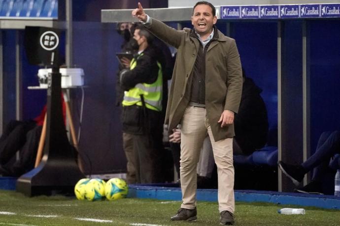 Calleja da indicaciones en un momento del partido