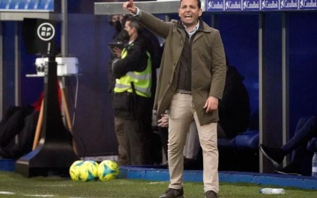 Calleja da indicaciones en un momento del partido