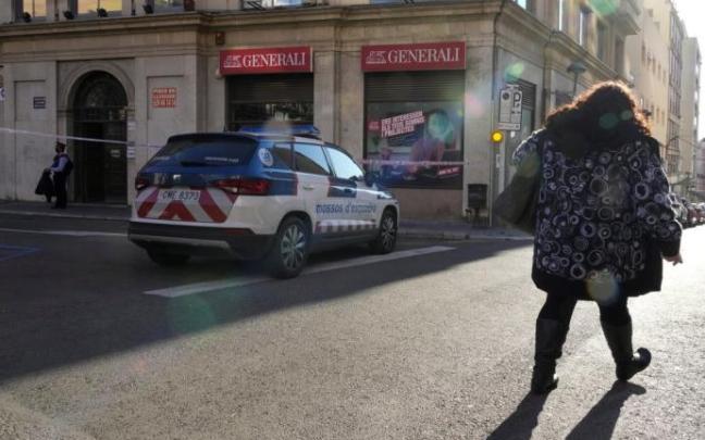 Unos agentes de los Mossos d'Esquadra custodian el lugar de los hechos Unos agentes de los Mossos d'Esquadra custodian el lugar de los hechos