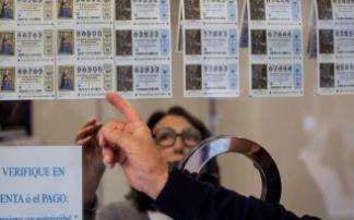 Ir a una administración de lotería para hacerse con un décimo está siendo sustituido por la compra online.
