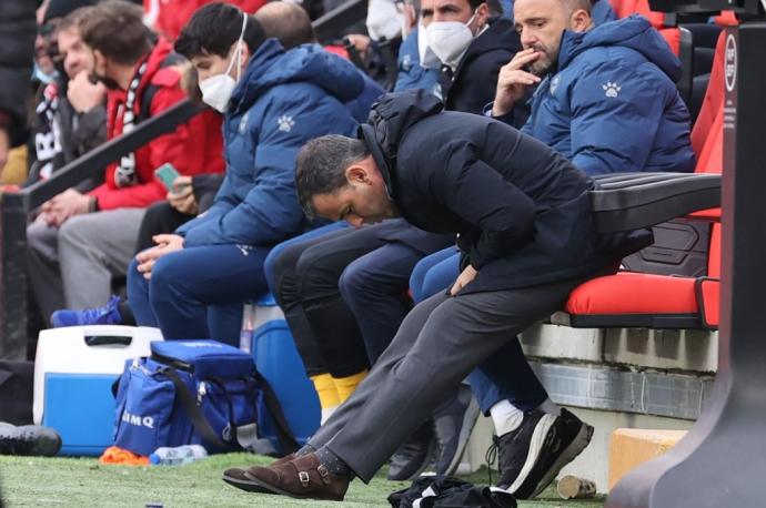 Javi Calleja, cabizbajo durante el partido en Vallecas.