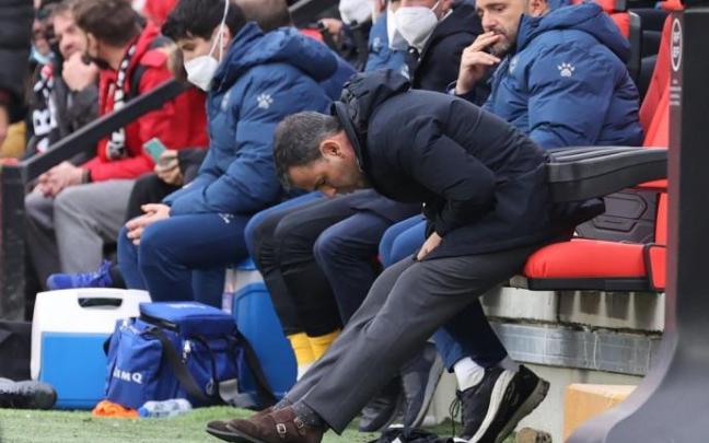 Javi Calleja, cabizbajo durante el partido en Vallecas.