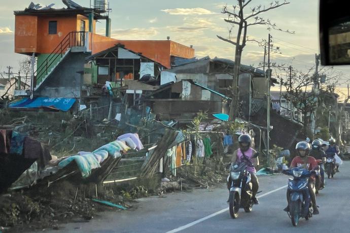 El tifón 'Rai' deja ya al menos 99 muertos y casi 500.000 desplazados en Filipinas