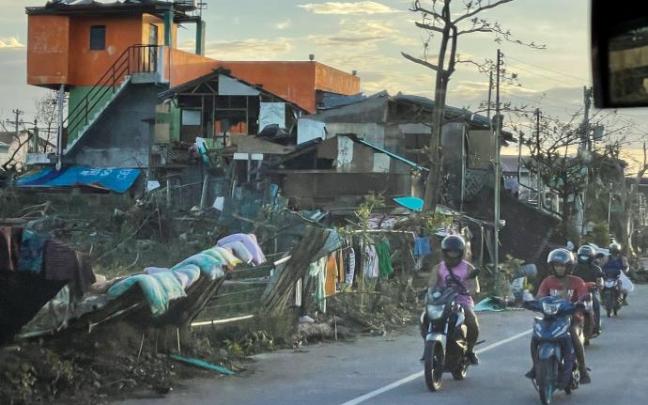 El tifón 'Rai' deja ya al menos 99 muertos y casi 500.000 desplazados en Filipinas El tifón 'Rai' deja ya al menos 99 muertos y casi 500.000 desplazados en Filipinas