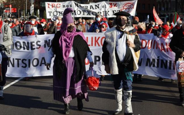 El Movimiento de Pensionistas de Bilbao encabezado por Mari Domingi y Olentzero. El Movimiento de Pensionistas de Bilbao encabezado por Mari Domingi y Olentzero.
