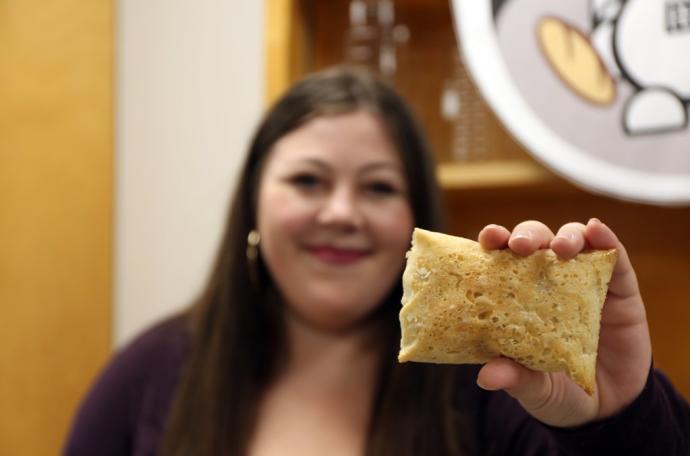La investigadora Hope Hersch muestra uno de los panes que ha desarrollado para ser cocinado y consumido en los viajes espaciales.