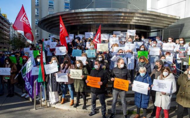 Trabajadores sanitarios se han concentrado este miércoles frente a los centros de salud