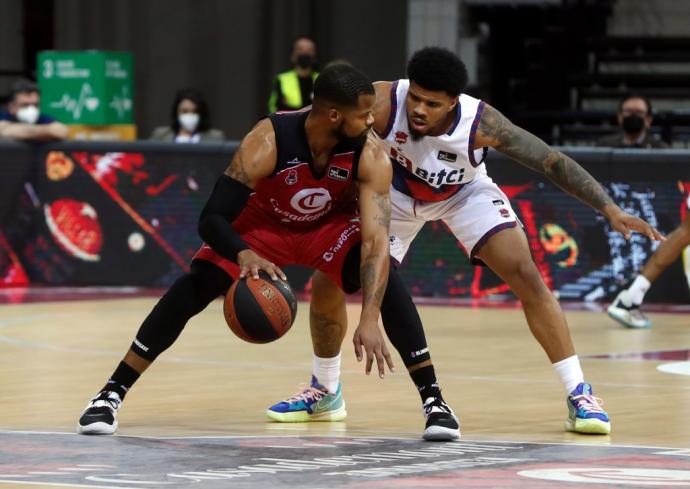 Omar Cook (i), del Casademont Zaragoza, protege el balón ante Steven Enoch, del Bitci Baskonia.