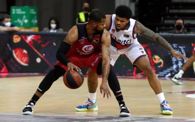 Omar Cook (i), del Casademont Zaragoza, protege el balón ante Steven Enoch, del Bitci Baskonia.