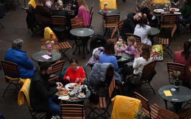 Casi un millón de británicos se han contagiado en una semana Casi un millón de británicos se han contagiado en una semana