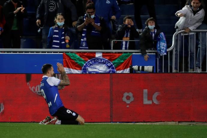 Joselu celebra el tanto del empate en Mendizorroza ante la Real