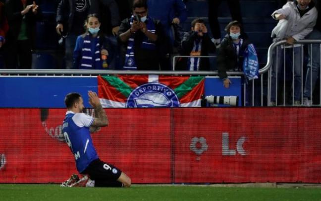 Joselu celebra el tanto del empate en Mendizorroza ante la Real