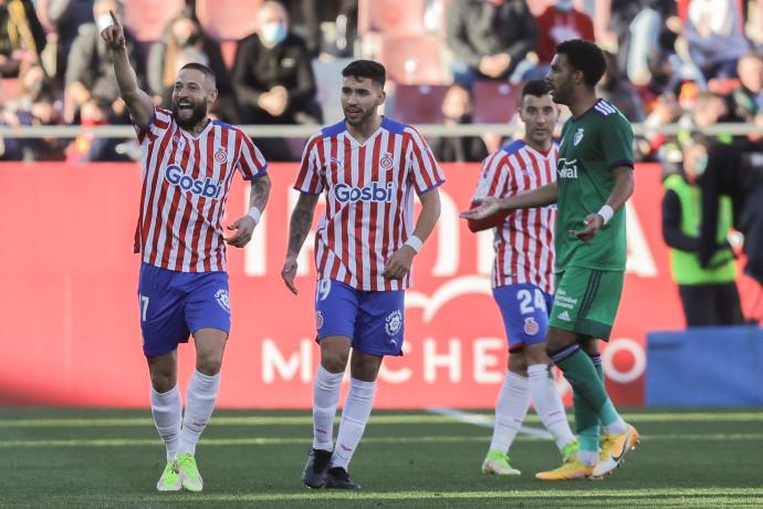 Ramalho ve como celebran el gol los jugadores del Girona